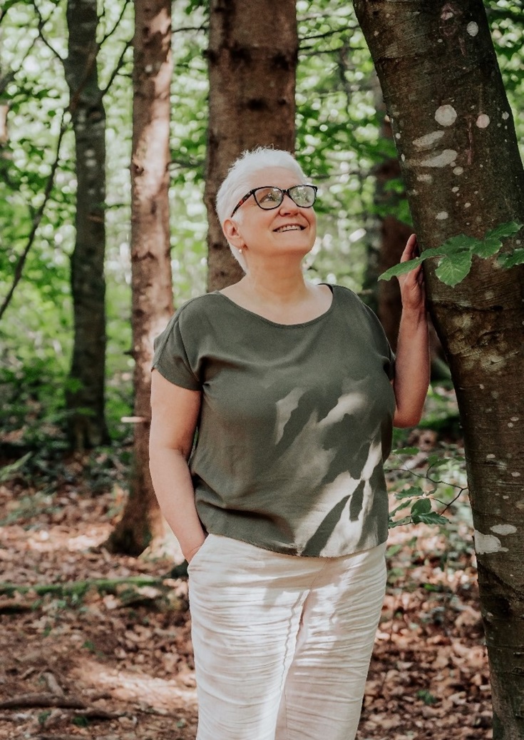 Ingrid Harrison im Wald